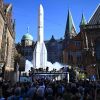 Weißer Ariane-Raketennachbau auf einer Bühne vor historischen Gebäuden 