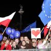 Menschen feiern 2004 in Warschau den EU-Beitritt Polens.