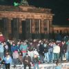 Berliner feiern und tanzen auf der Mauer, 1989