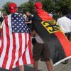 Jungs mit deutscher und US-Flagge
