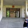 Eingang der ehemaligen Botschaft: Botschaftsrätin Zhu (links) empfängt ihre Gäste