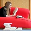 Das Sofa ist der Lieblingsort zum Lesen