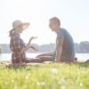 Frau und Mann beim Picknick am See