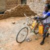 Ein Mädchen holt Wasser bei Ouahigouya, Burkina Faso