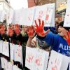Aktion zum Red Hand Day mit Schülern in Neuss.