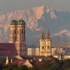 Blick über München: vor Alpenkulisse Arbeit an der Zukunft 