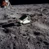 Ein Laserreflektor des deutschen Unternehmens Heraeus steht auf dem Mond
