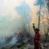 Indonesischer Feuerwehrmann beim Einsatz auf Sumatra