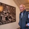 Sebastião Salgado neben einem Foto seiner Bildstrecke „Genesis“