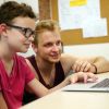 Lernbegleiter und Schüler in der Serlo Lab School