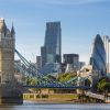 London: Tower Bridge und Financial District.