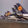 Der Luftverkehr leidet extrem unter Corona: Geparkte Flugzeuge der Lufthansa in Frankfurt.