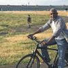 Nigerias Botschafter Yusuf Tuggar bei einer Radtour durch Berlin.