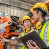 Auch Ingenieurinnen und Ingenieure werden in Deutschland gesucht. 