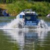 Ein Offroad-Fahrzeug im Wasser