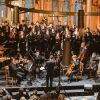 Musiker und ein Chor treten in einer Kirche auf 
