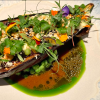 Eine gefüllte Aubergine.