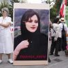 Protest in Paris zum Gedenken an Jina Mahsa Amini, deren Tod 2022 weltweite Demonstrationen auslöste.