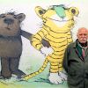 Janosch im Jahr 2010 mit seinen berühmtesten Figuren Tiger und Bär.