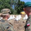 Deutsche Soldatinnen und Soldaten helfen beim Ausbau der polnischen Grenzbefestigungen.