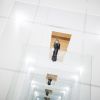 Ein Spiegelraum mit einer Frau