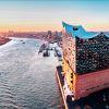Die 2017 eröffnete Elbphilharmonie ist das bekannteste Wahrzeichen der Hamburger HafenCity.