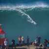 Surfer auf einer sehr großen Welle