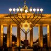 Berlin: Jedes Jahr wird ein zehn Meter hoher Chanukka-Leuchter vor dem Brandenburger Tor aufgestellt. 