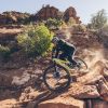 Mountainbiker fährt im Gebirge bergab 