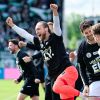 Elversbergs Spieler freuen sich im Moment des Abpfiffs über den Aufstieg.