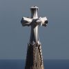 Turmspitze mit Kreuz vor  blauem Himmel