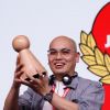 Mann hält große Spielfigur in der Hand