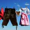 Bayerische Tradition auf der Leine: Lederhose und Dirndl unter weiß-blauem Himmel