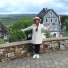 Frau auf einer Terrasse  in Müsen 