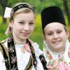Junge Frauen in traditioneller Tracht der Siebenbürger Sachsen.