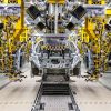 Arbeiter in einer Autofabrik