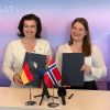 Forschungsministerin Dorothee Bär (l) und die norwegische Industrieministerin Cecilie Myrseth