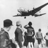 70 Jahre Luftbrücke Berlin: Freudig erwartet „Rosinenbomber“ 1948 über Berlin.