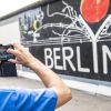 Heute ist die Mauer in Berlin eine Touristenattraktion.