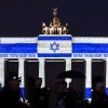 Das Brandenburger Tor in Berlin in den Farben der israelischen Flagge am 7. Oktober 2025 (Archivbild)