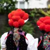 Süddeutschland: Schwarzwälder Tracht mit rotem Bollenhut, traditionell von unverheirateten Frauen getragen 
