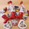 Räuchermännchen, Lebkuchen und mehr sind in den Geschenkpaketen.