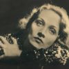 Marlene Dietrich am Set von „Shanghai Express“