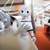 Roboter „Pepper“ kommuniziert mit Journalisten und Gästen in der Ausstellung „Out of Office“