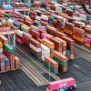 Container im Hamburger Hafen mit Importen aus Übersee