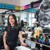 Sherlym Hernandez arbeitet als Friseurin in Berlin.