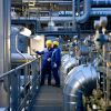 Industrieland Deutschland: Zwei BASF-Mitarbeiter bei einem Kontrollgang am Verbundstandort Ludwigshafen