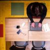 Eine Frau sitzt am Schreibtisch am Laptop. 