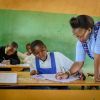 Mädchen im Klassenraum einer Schule in Afrika