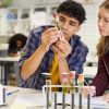 Zwei Studierende untersuchen ein Reagenzglas. 